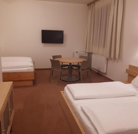 חדר סטנדרט לשלושה, Starjet