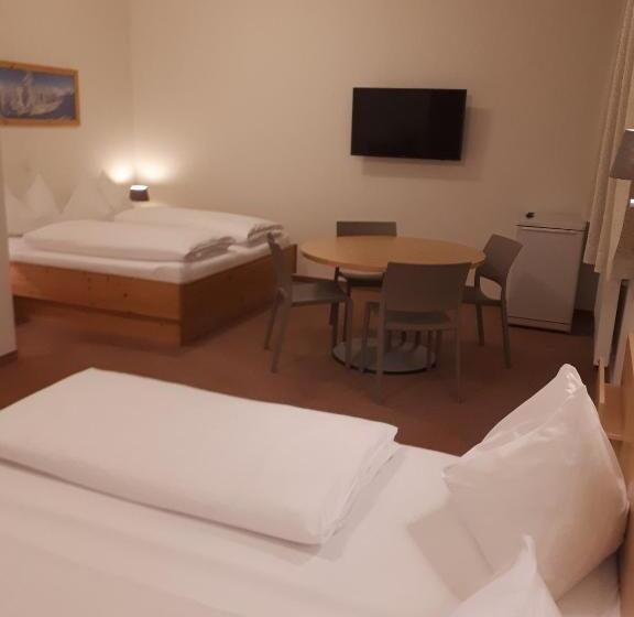 חדר סטנדרט לשלושה, Starjet