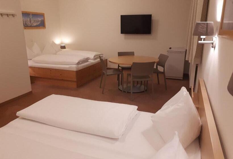 חדר סטנדרט לשלושה, Starjet