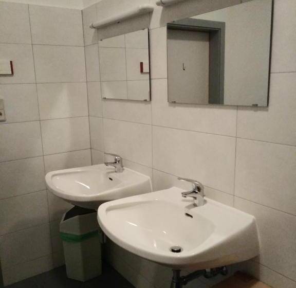 חדר משפחתי חדר אמבטיה משותף, Jugend  Und Familiengästehaus Heiligenblut