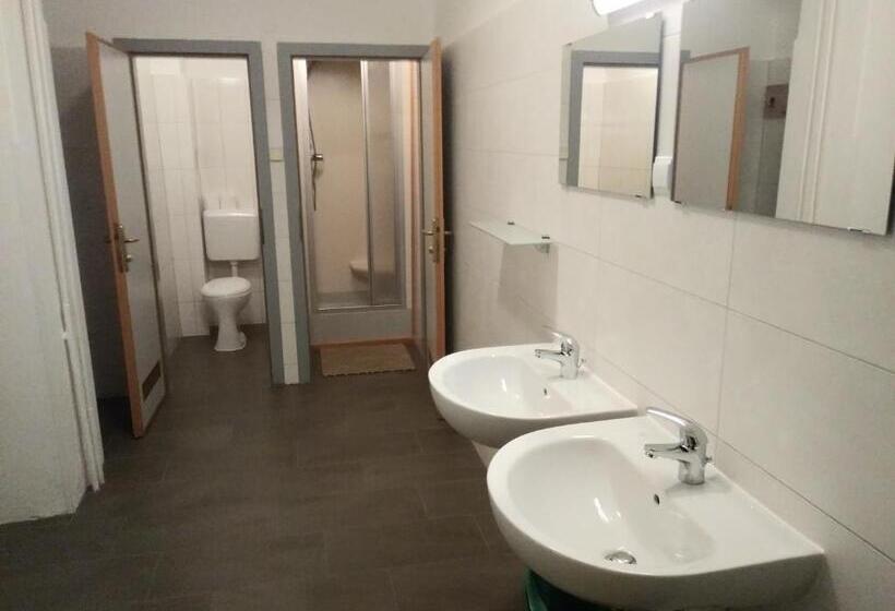 חדר משפחתי חדר אמבטיה משותף, Jugend  Und Familiengästehaus Heiligenblut