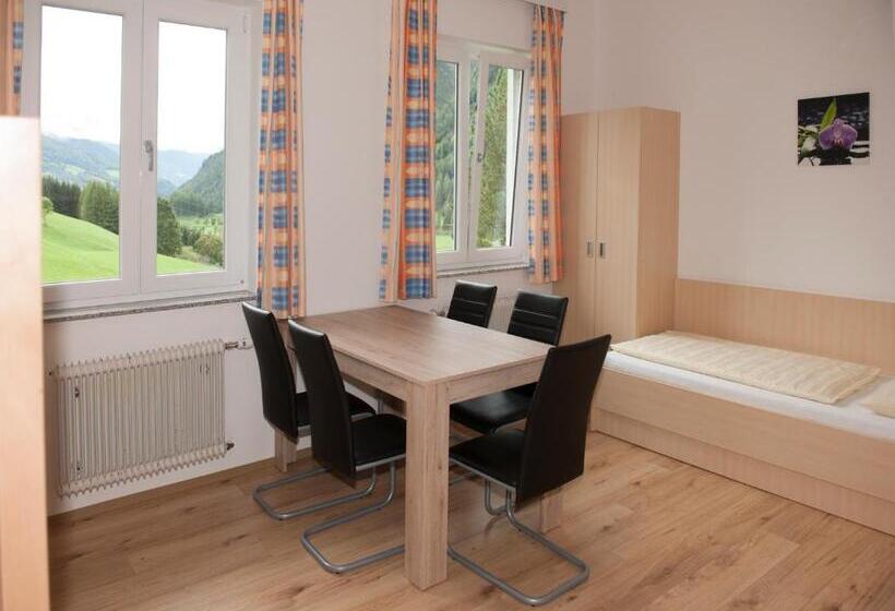 חדר סטנדרט לשלושה עם חדר אמבטיה משוף, Jugend  Und Familiengästehaus Heiligenblut