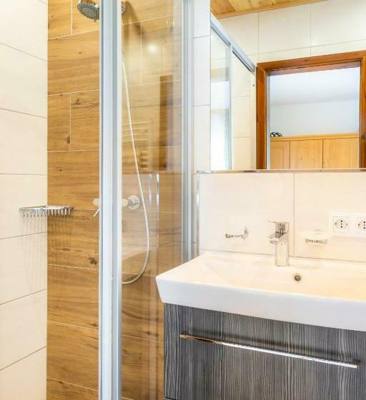 غرفة عائلية, Hinterkellaubauer