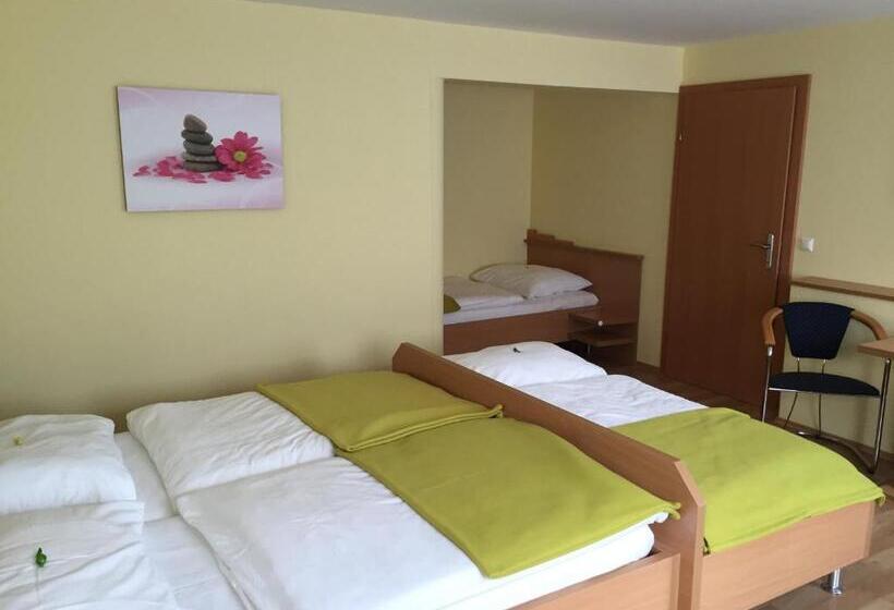 اتاق خانوادگی, Highway   Bed & Breakfast