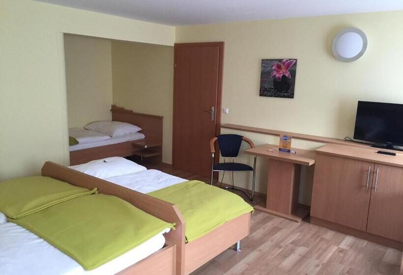 اتاق خانوادگی, Highway   Bed & Breakfast