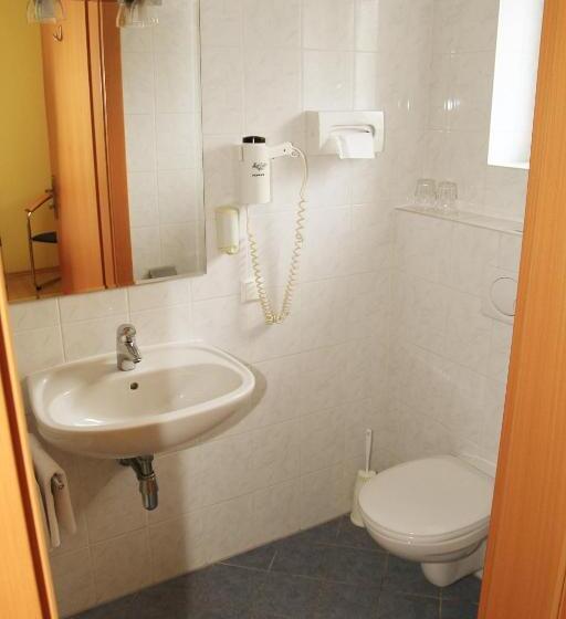 اتاق خانوادگی, Highway   Bed & Breakfast