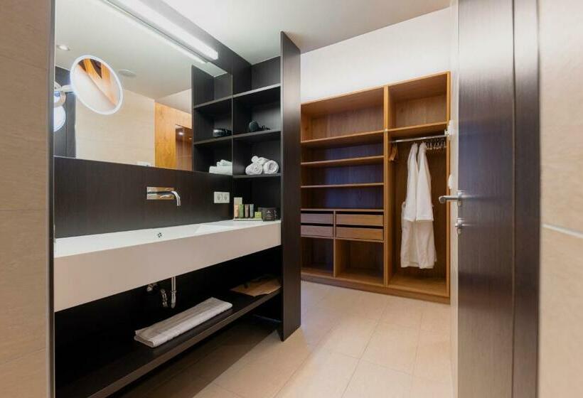 컴포트 트리플 룸, M3