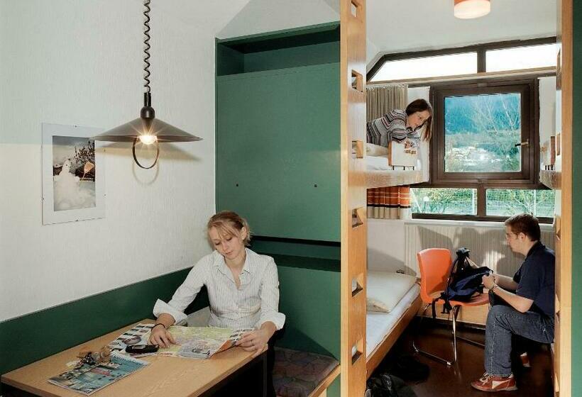 חדר סטנדרטי לארבעה עם חדר אמבטיה משותף, Jugendherberge Innsbruck Youth Hostel