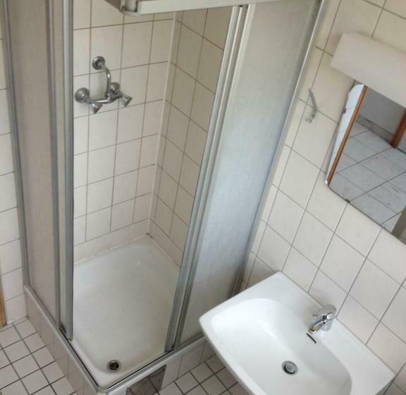 חדר סטנדרטי לארבעה עם חדר אמבטיה משותף, Jugendherberge Innsbruck Youth Hostel