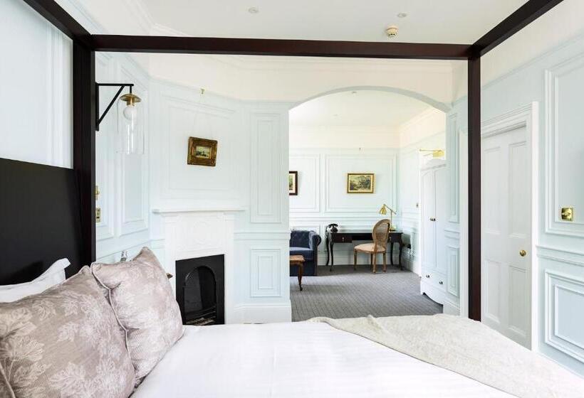 جناح جونيور, Liss Ard Estate