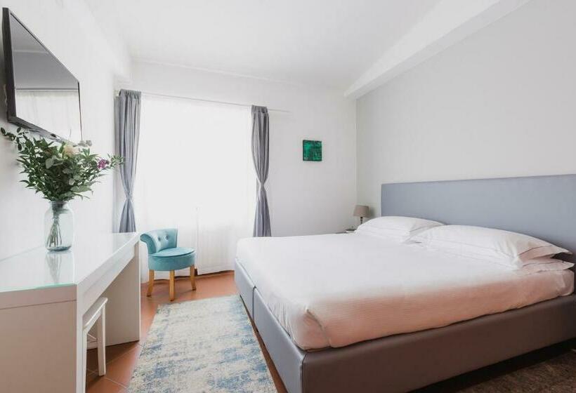 اتاق استاندارد با چشم‌انداز شهر, The Artists' Palace Florence