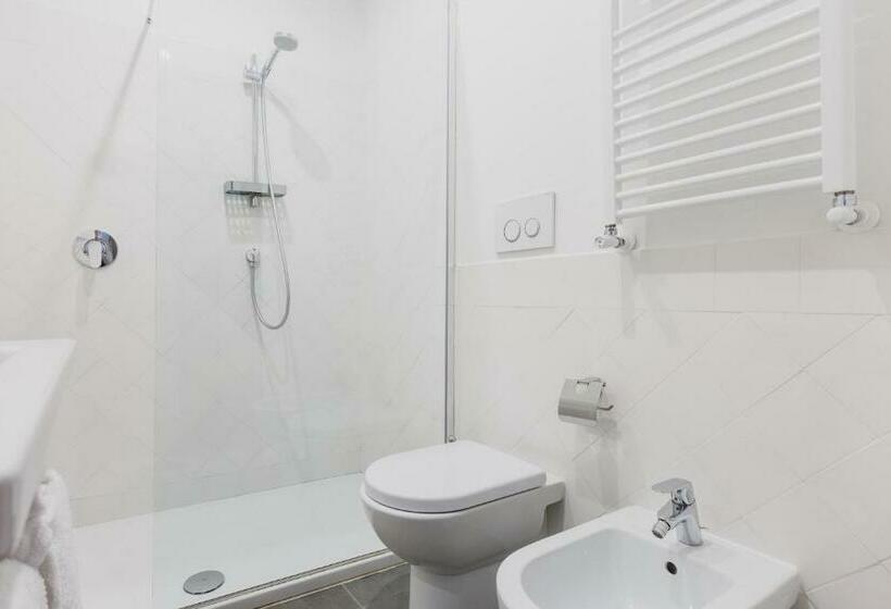 اتاق استاندارد با چشم‌انداز شهر, The Artists' Palace Florence