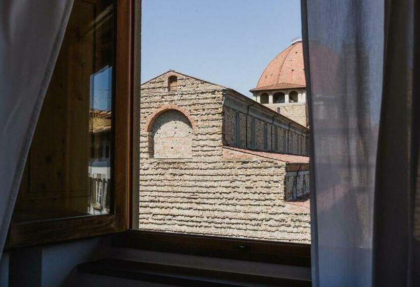 اتاق استاندارد با چشم‌انداز شهر, The Artists' Palace Florence