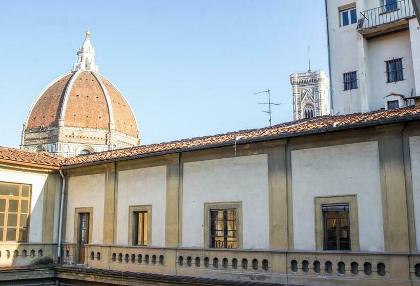 اتاق استاندارد با چشم‌انداز شهر, The Artists' Palace Florence