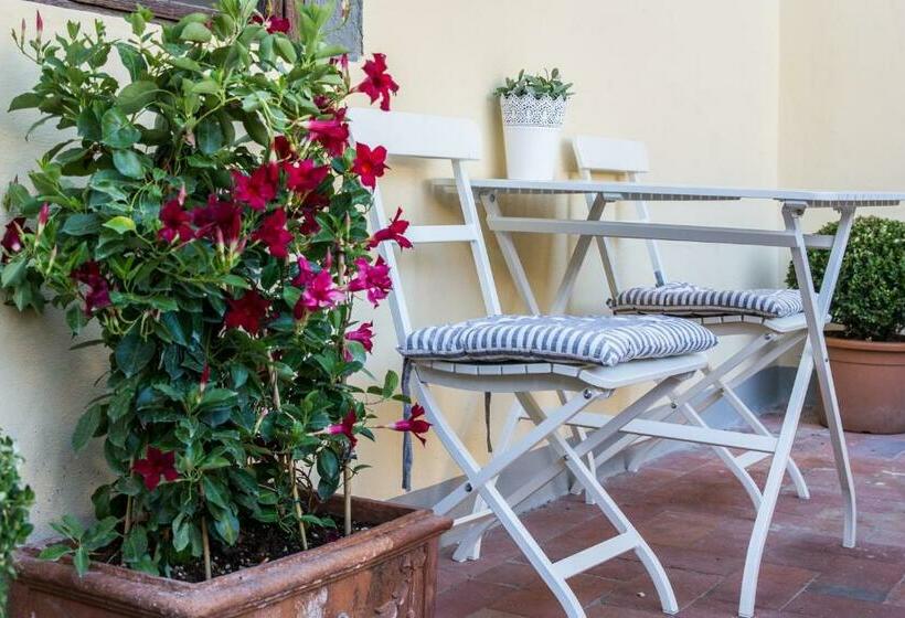 اتاق استاندارد با چشم‌انداز شهر, The Artists' Palace Florence