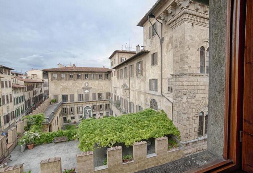 اتاق استاندارد با چشم‌انداز شهر, The Artists' Palace Florence