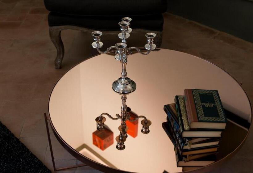 سوییت لوکس, The Artists' Palace Florence