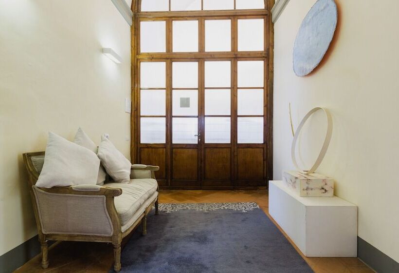 سوییت لوکس, The Artists' Palace Florence
