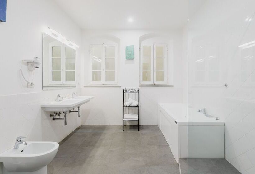 سوییت لوکس, The Artists' Palace Florence