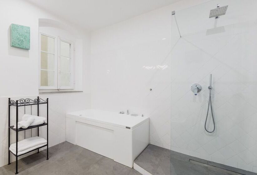 سوییت لوکس, The Artists' Palace Florence