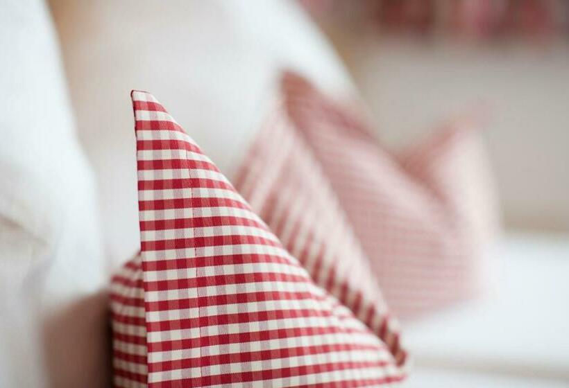 اتاق استاندارد, Angelika