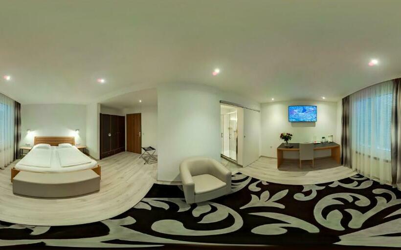 Номер Deluxe, Central
