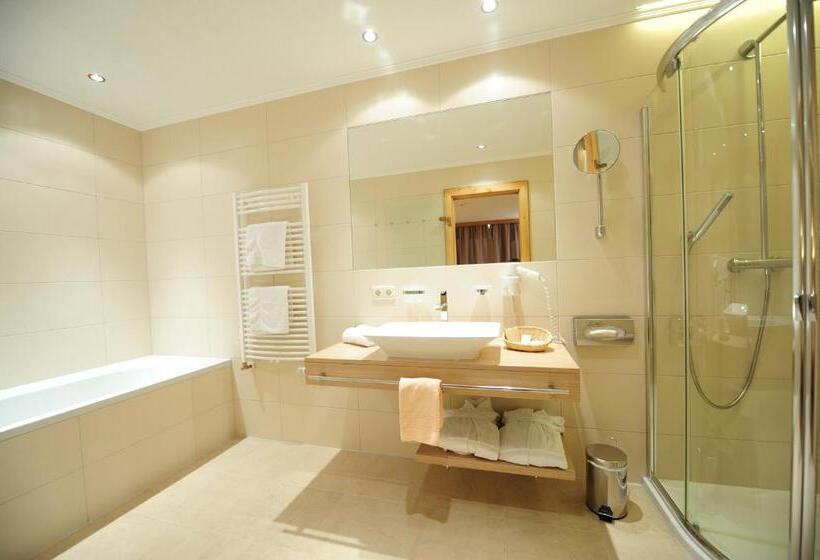 דירת שלושה חדרים, Dorfstadl