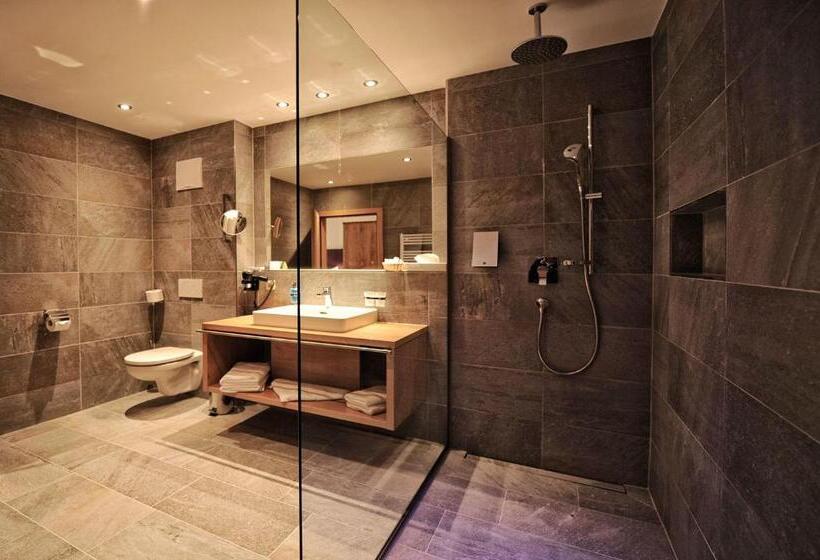 דירת חדר דלוקס, Dorfstadl