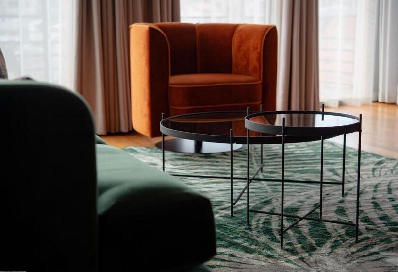 سوئیت با تخت بزرگ, La Varangue