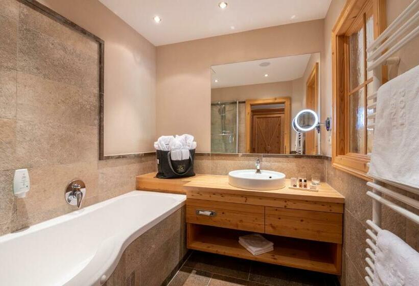 جناح جونيور, Natur &alpinhotel Post