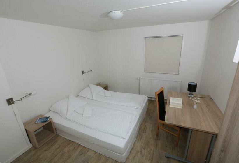 اتاق استاندارد, The Red House