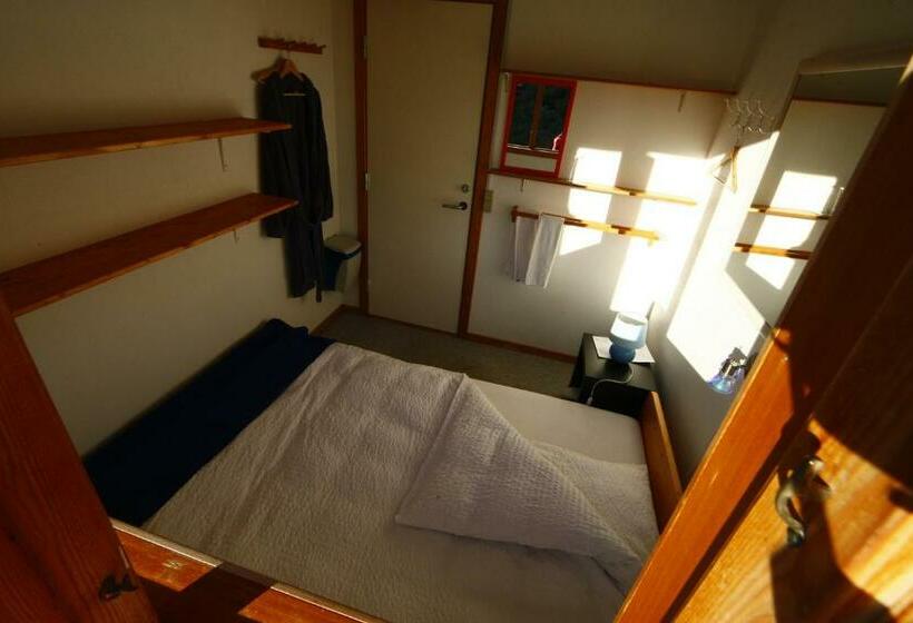 اتاق استاندارد با سرویس بهداشتی مشترک, The Red House