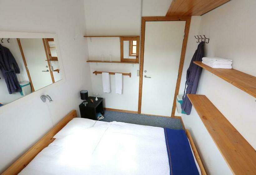 اتاق استاندارد سه نفره, The Red House