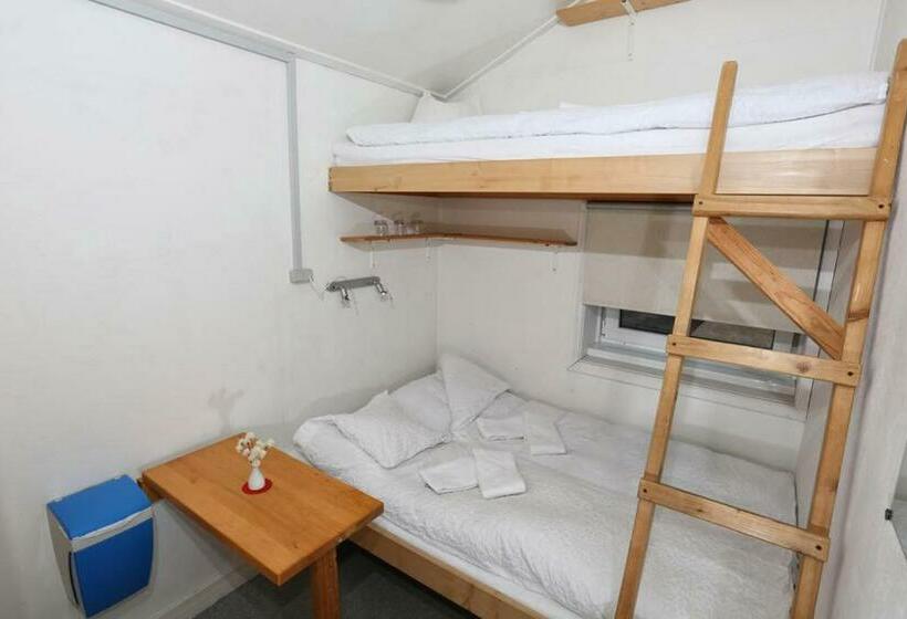 اتاق استاندارد سه نفره, The Red House