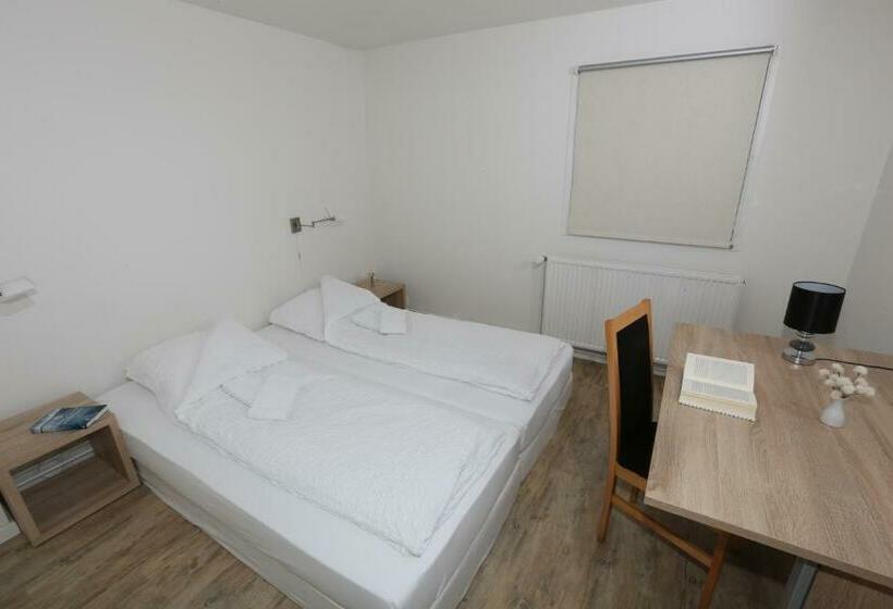 اتاق استاندارد, The Red House