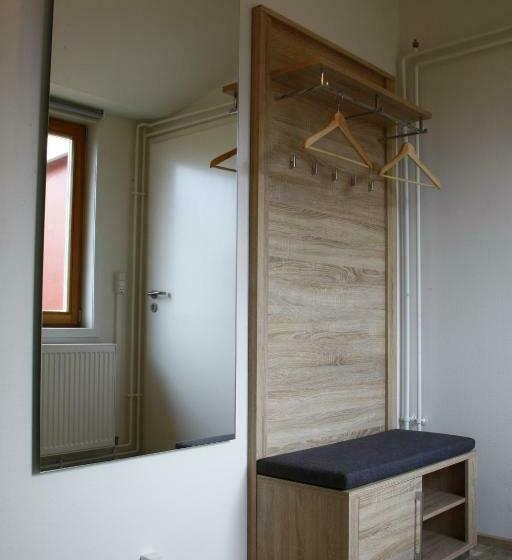 اتاق استاندارد, The Red House