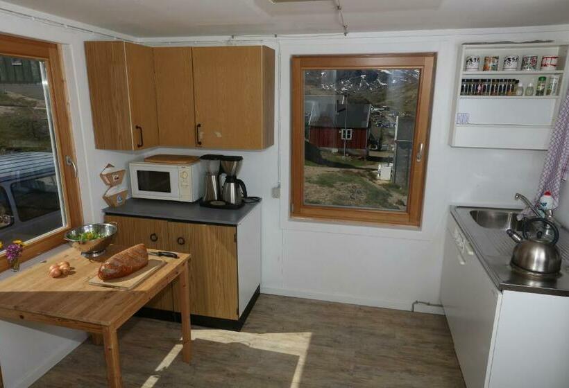 تختخواب در اتاق مشترک, The Red House