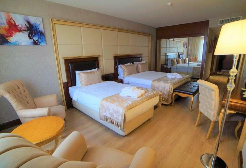 اتاق لوکس سه تخته, Wyndham Batumi