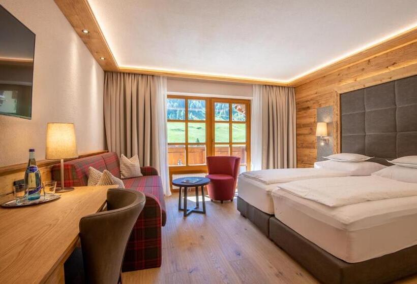 غرفة ديلوكس مزودة بشرفة, Natur &alpinhotel Post