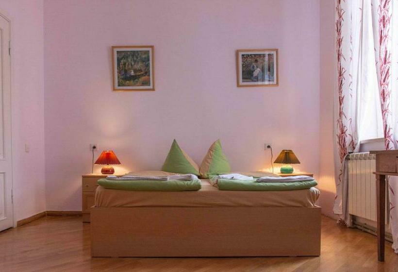 اتاق استاندارد, Jr S House