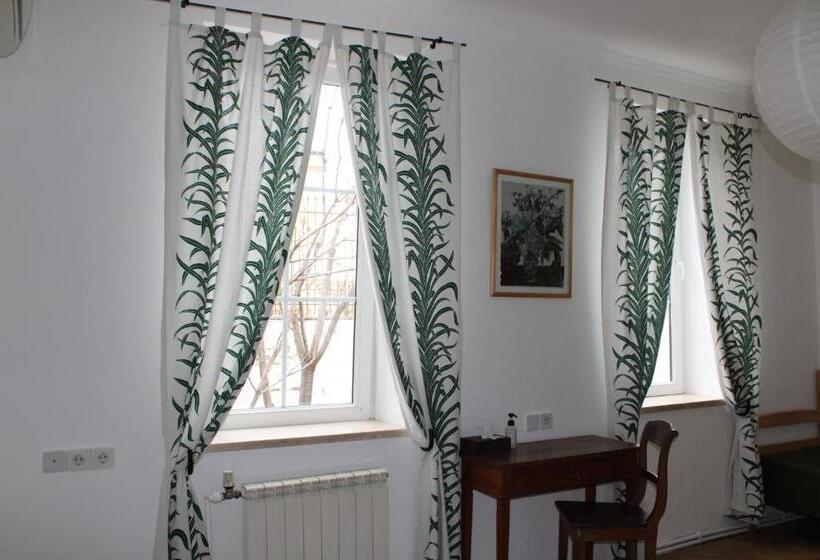 اتاق استاندارد با چشمانداز, Jr S House