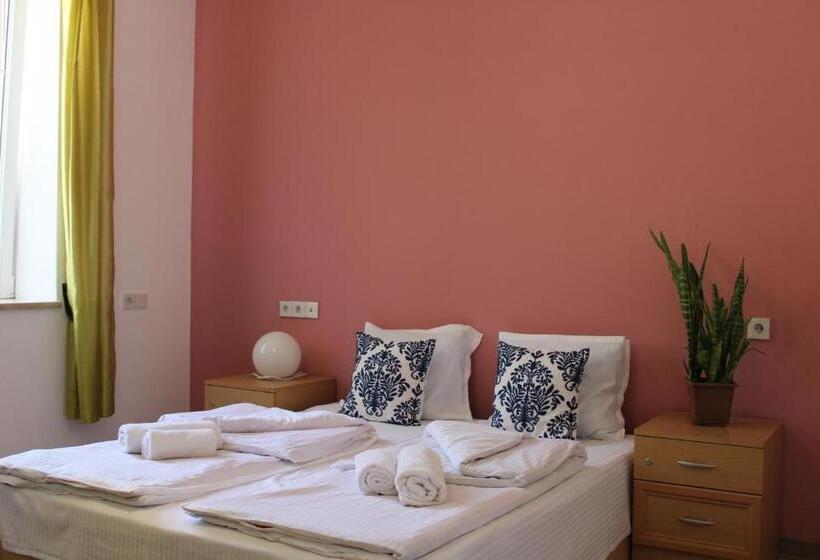 اتاق استاندارد, Jr S House