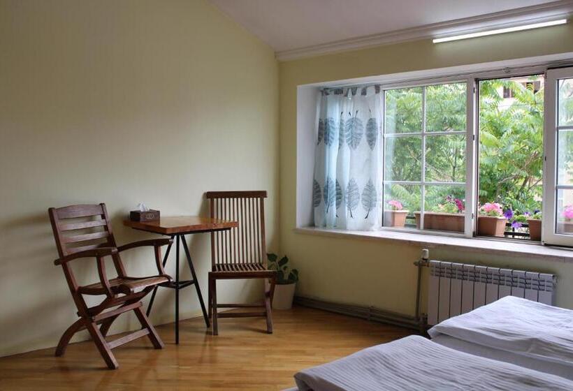 اتاق اکونومی, Jr S House