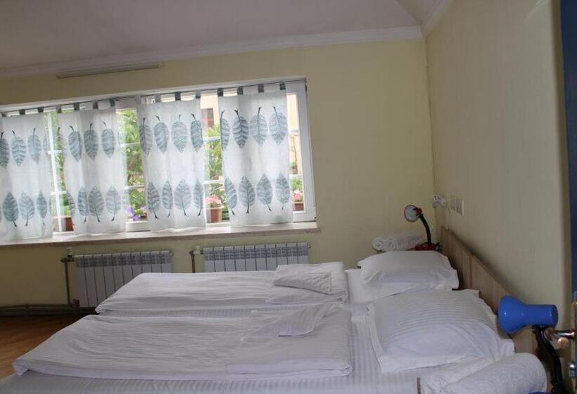 اتاق اکونومی, Jr S House