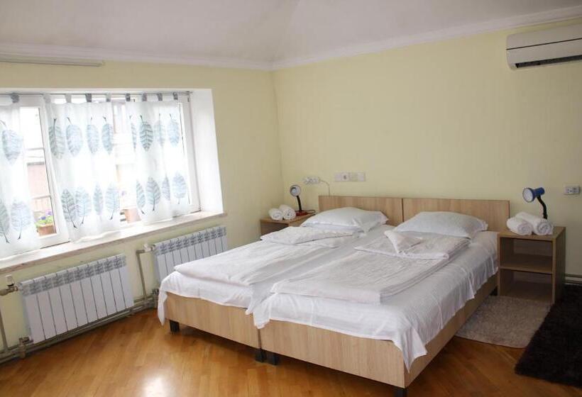 اتاق اکونومی, Jr S House