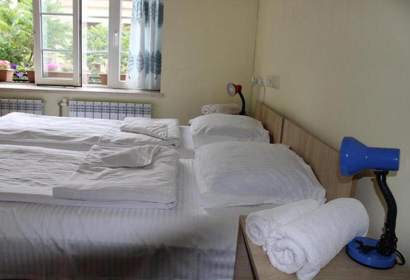 اتاق اکونومی, Jr S House