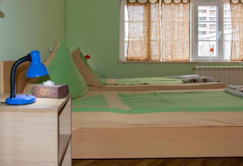 اتاق اکونومی, Jr S House