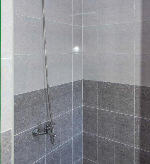 اتاق اکونومی, Jr S House