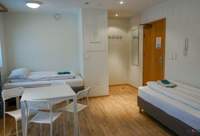 تختخواب در اتاق مشترک, Start Keflavik Airport