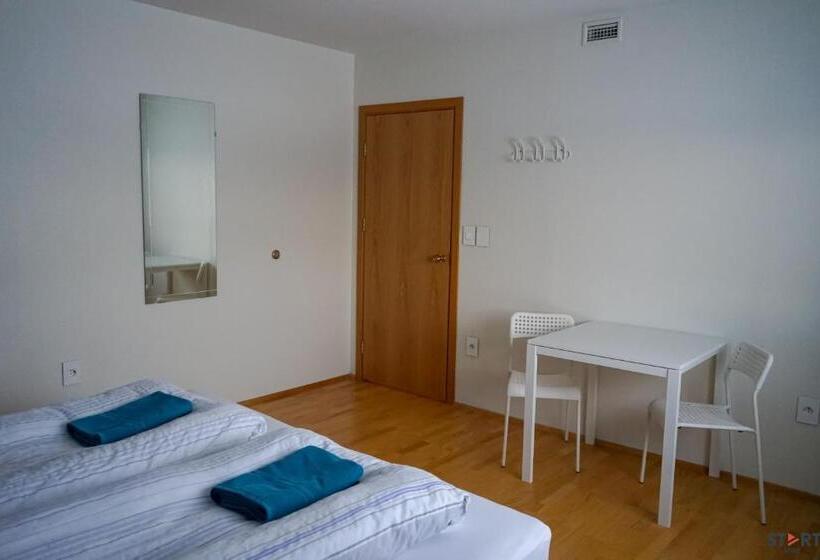 اتاق خانوادگی, Start Keflavik Airport